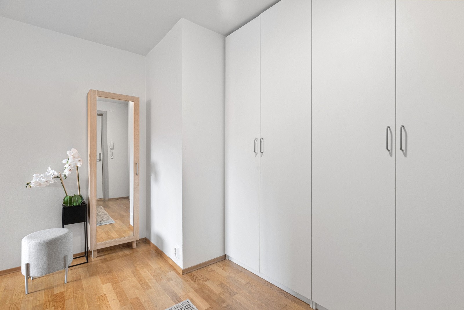 Romslig entré med plass til garderobe. Galleribilde