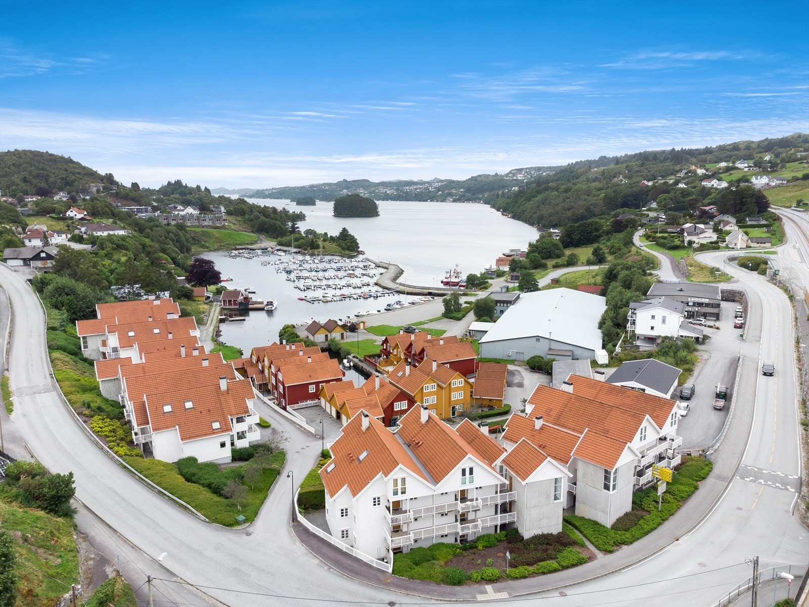 Fin beliggenhet nær sjøen Galleribilde