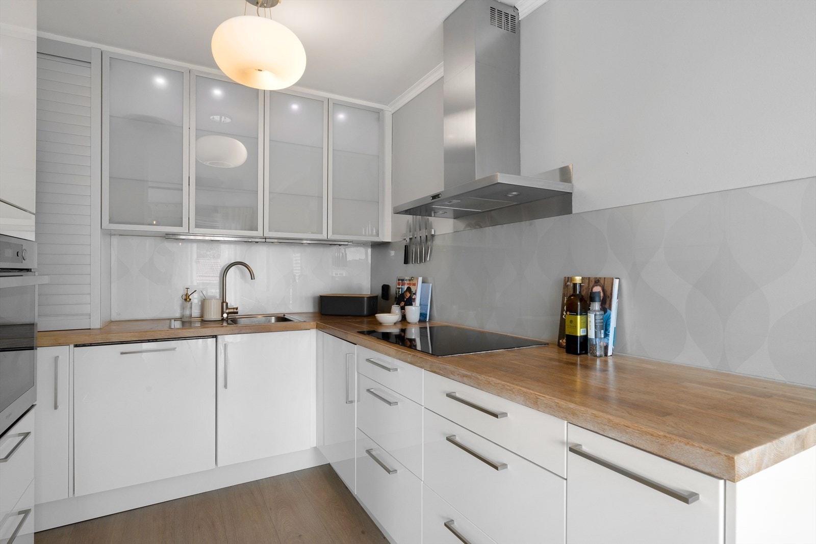 Fin stilren kjøkkeninnredning Galleribilde