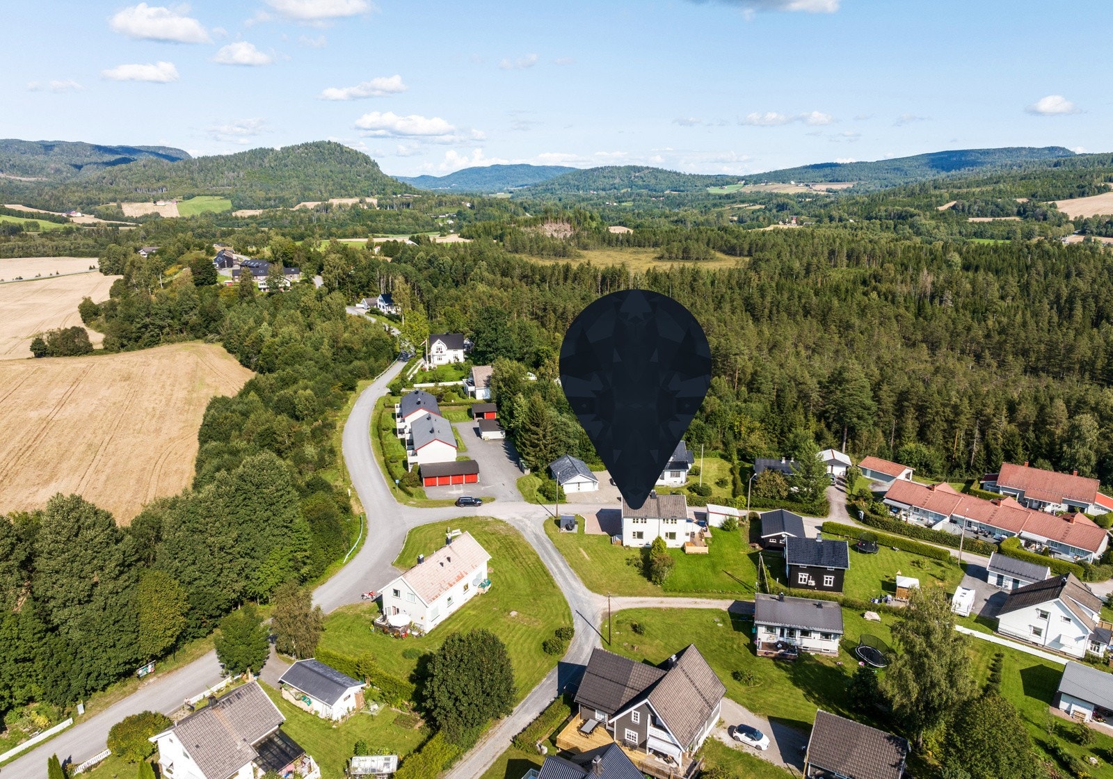 Flotte turområde rett utenfor boligen. Holemyra har oppmerket sti og en sløyfe på ca. 3-4km Galleribilde