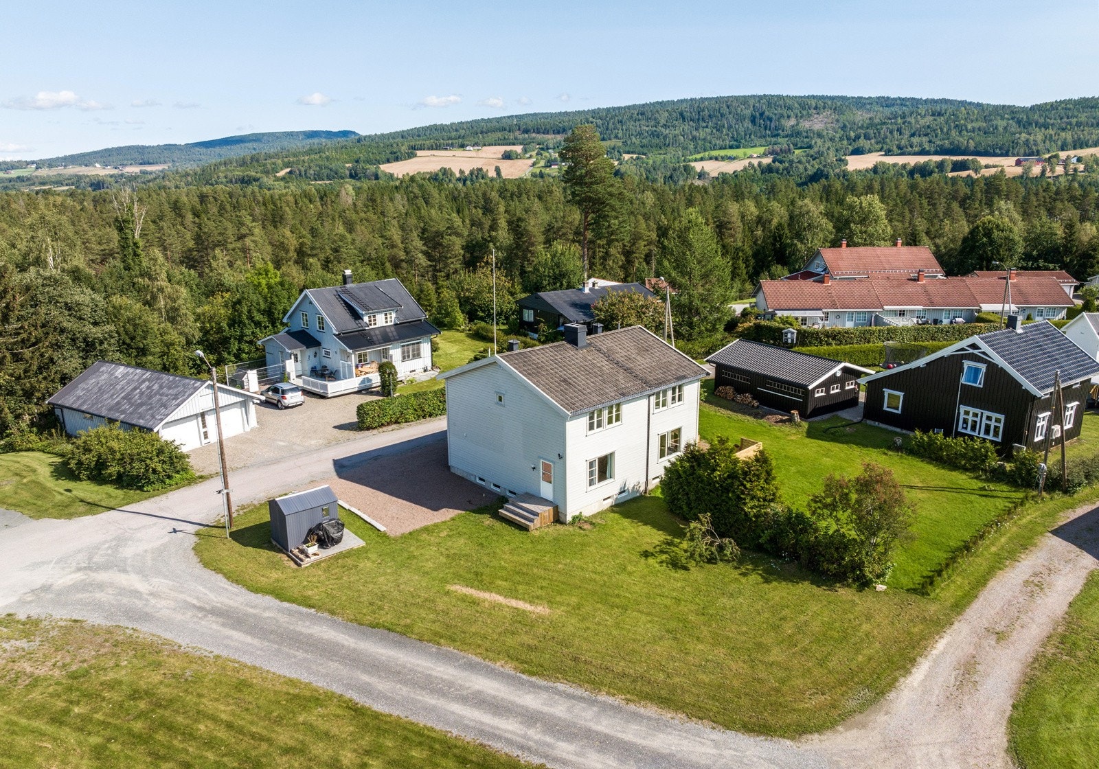 Innholdsrik halvpart av tomannsbolig med romslig hage. Galleribilde