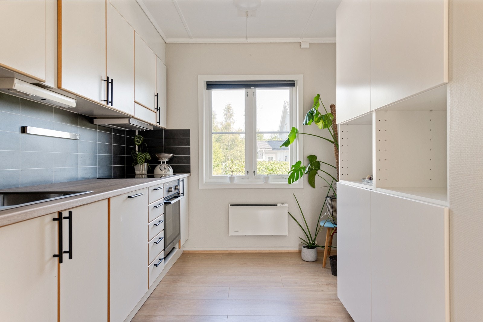 Praktisk kjøjen med god oppbevaring. Galleribilde