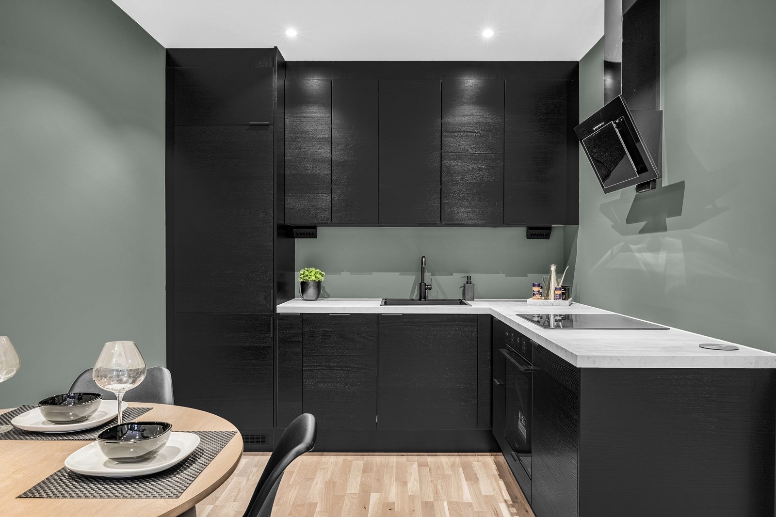 Mørk og moderne Epoq kjøkkeninnredning fra 2023. Her er det rikelig med oppbevaring i over- og underskapene, samt gode arbeidsflater på benken. Galleribilde