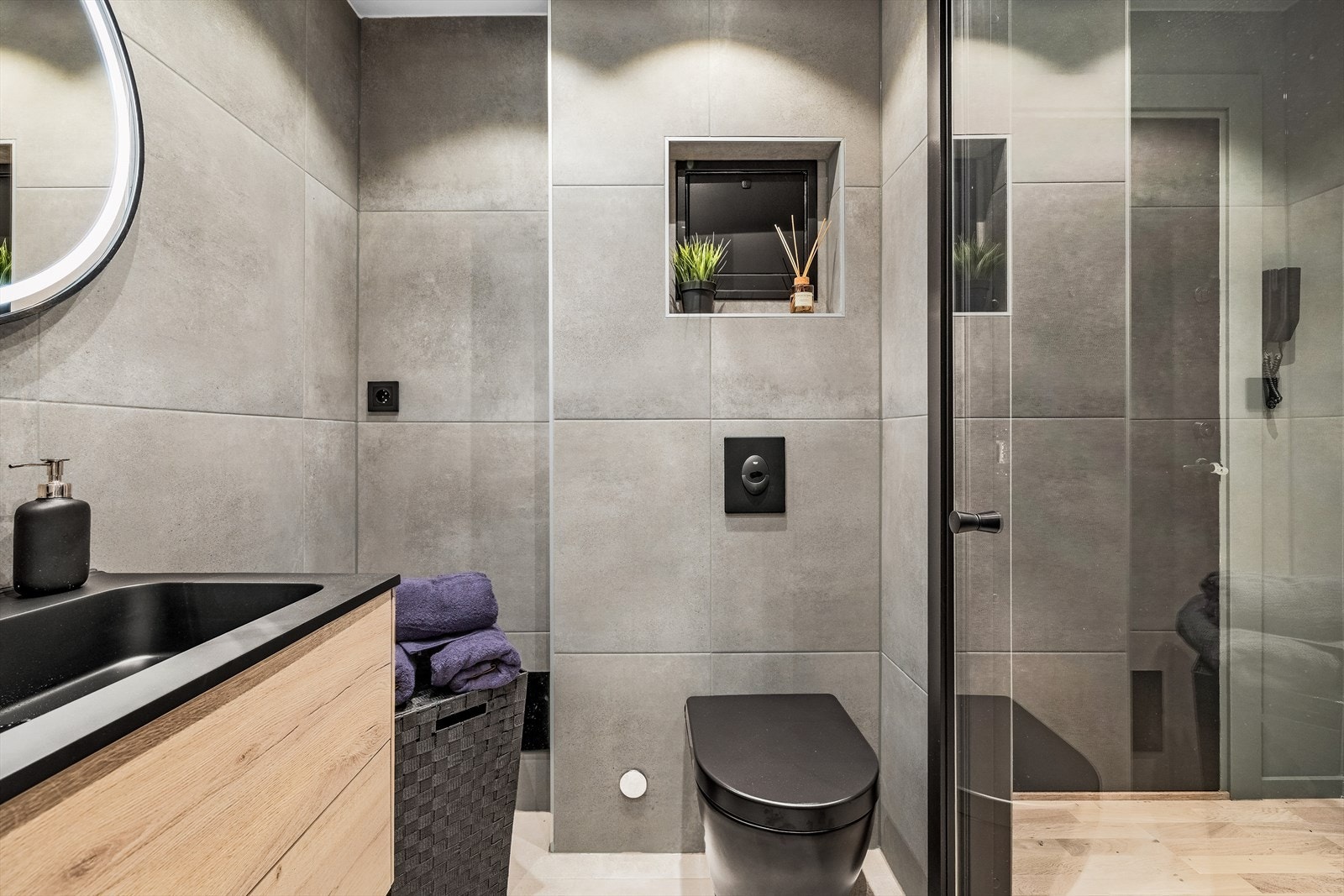 Veggfestet klosett med innebygget sisterne. Galleribilde