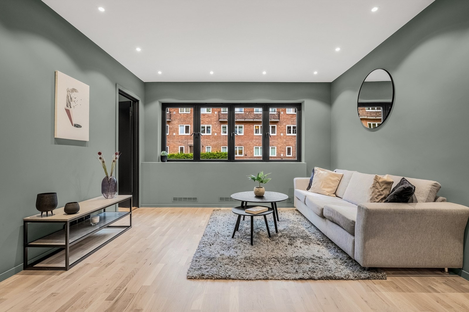 Pen og stilren stue med god plass til sofaseksjon med tilhørende møblement og TV-benk. Galleribilde