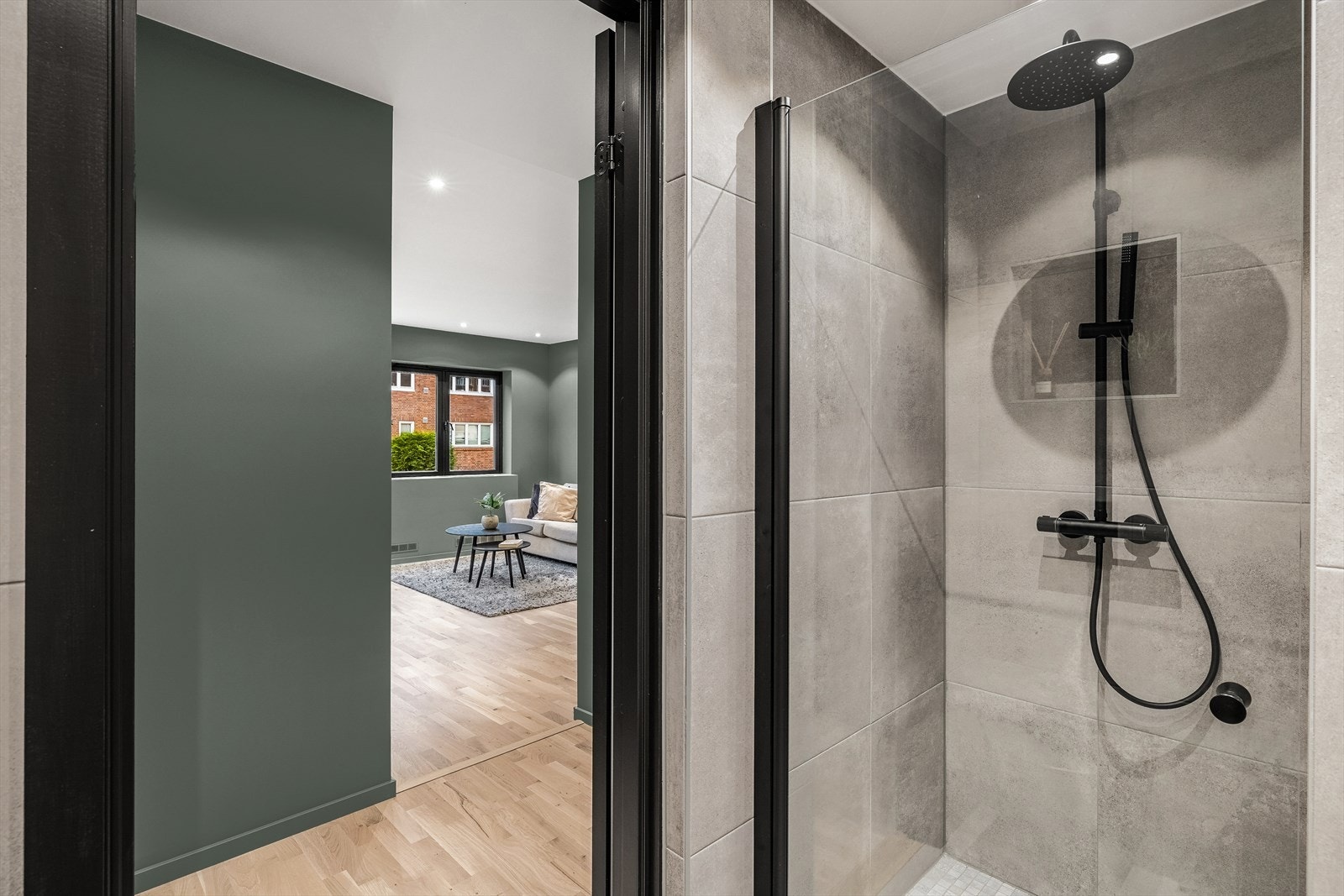 Dusj med innfellbar dør i herdet glass. Galleribilde