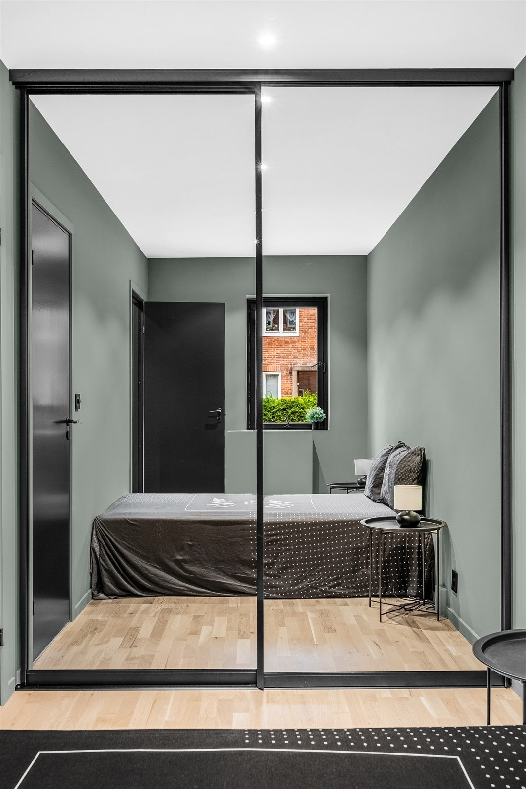 Her er det innebygget skyvedørsgarderobe med speilfronter som gir godt med klesoppbevaring. Galleribilde