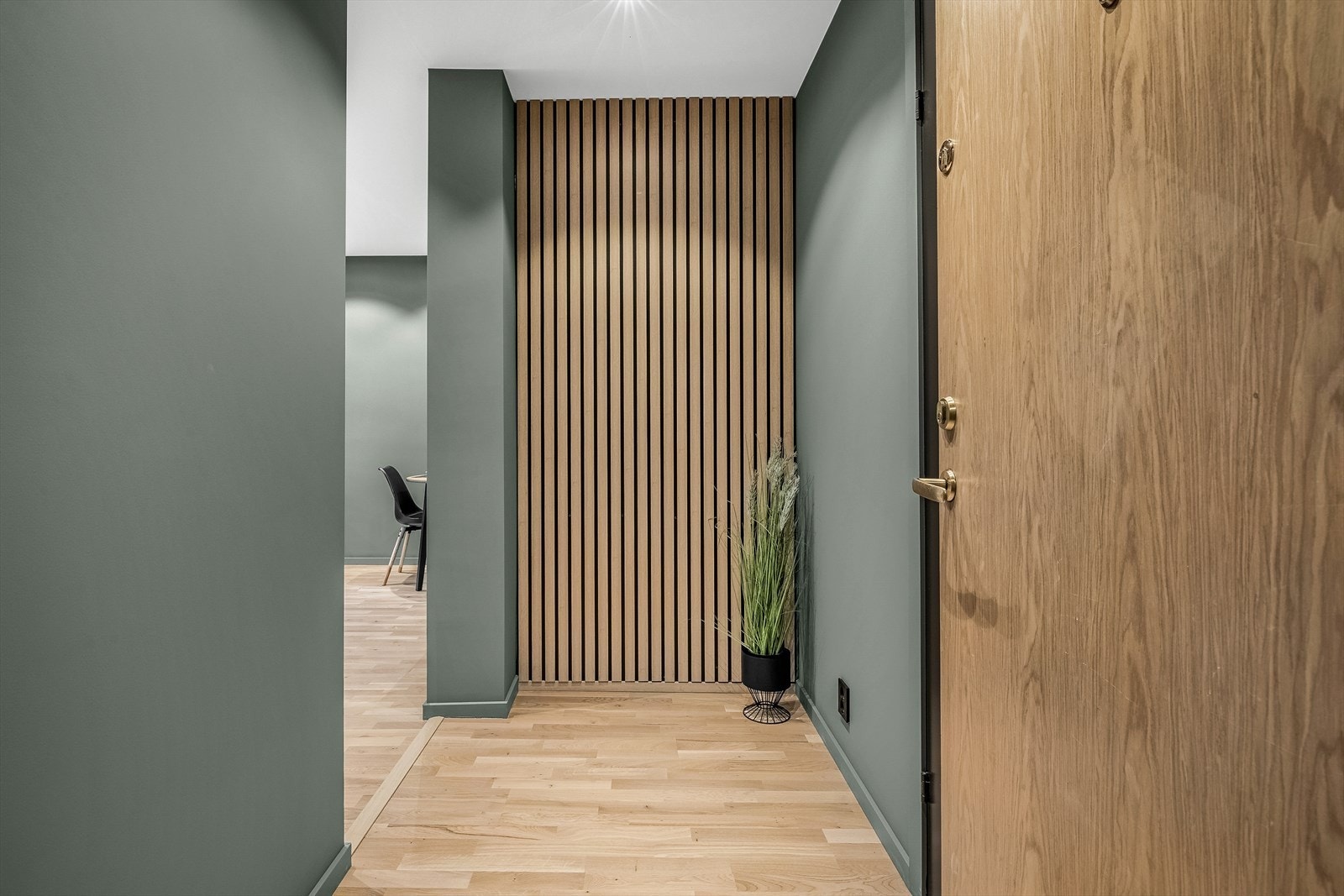 Boligens entré er innbydende og gir et godt førsteinntrykk av leiligheten. Galleribilde