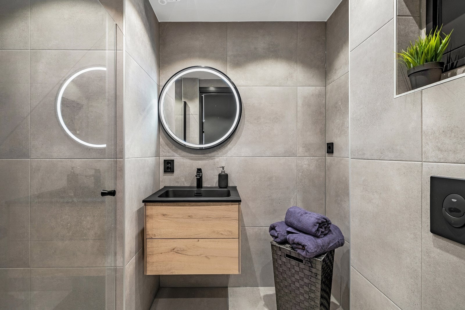 Delikat, flislagt bad i behagelige naturtoner. Badet har varmekabler i gulv. Galleribilde