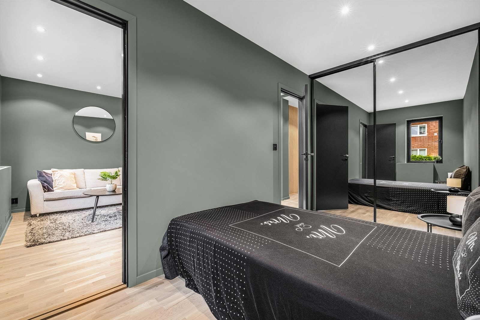 Soverom av god størrelse med plass til dobbeltseng og tilhørende nattbord. Galleribilde