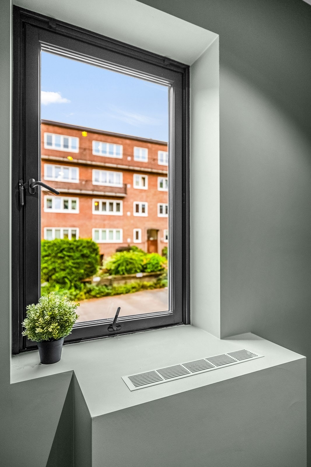 Fra vinduet er det hyggelig utsyn over nabolaget. Galleribilde