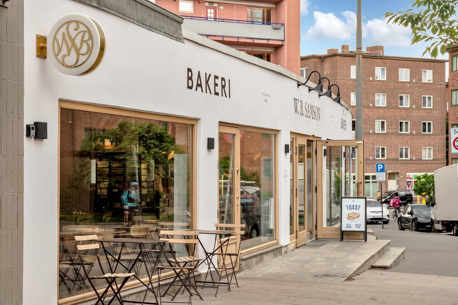 I området rundt leiligheten er det flere kaféer og andre hyggelige møteplasser. Galleribilde