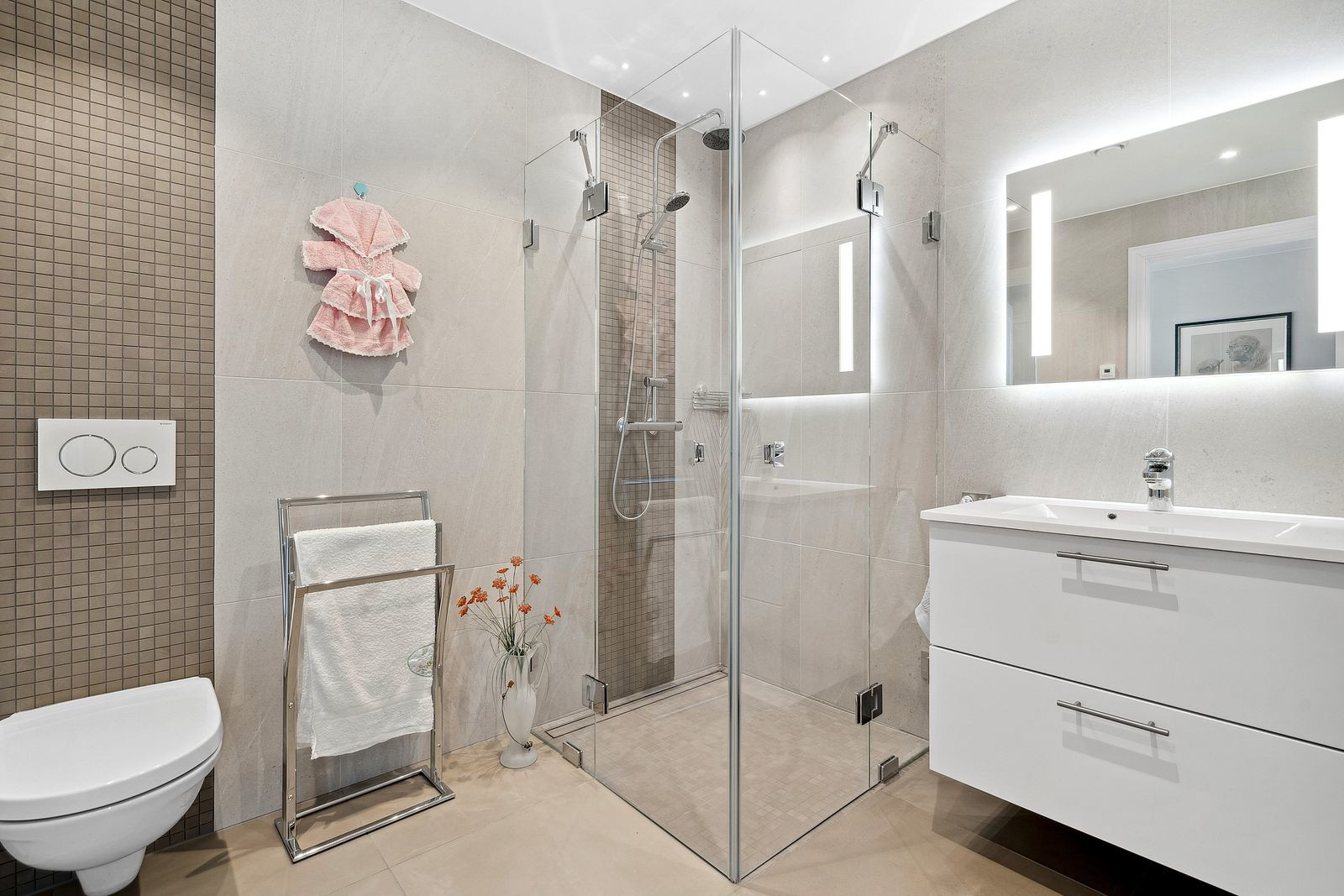 Hovedbad - Begge badene har lignende design og flislegging - Waterfalldusj!