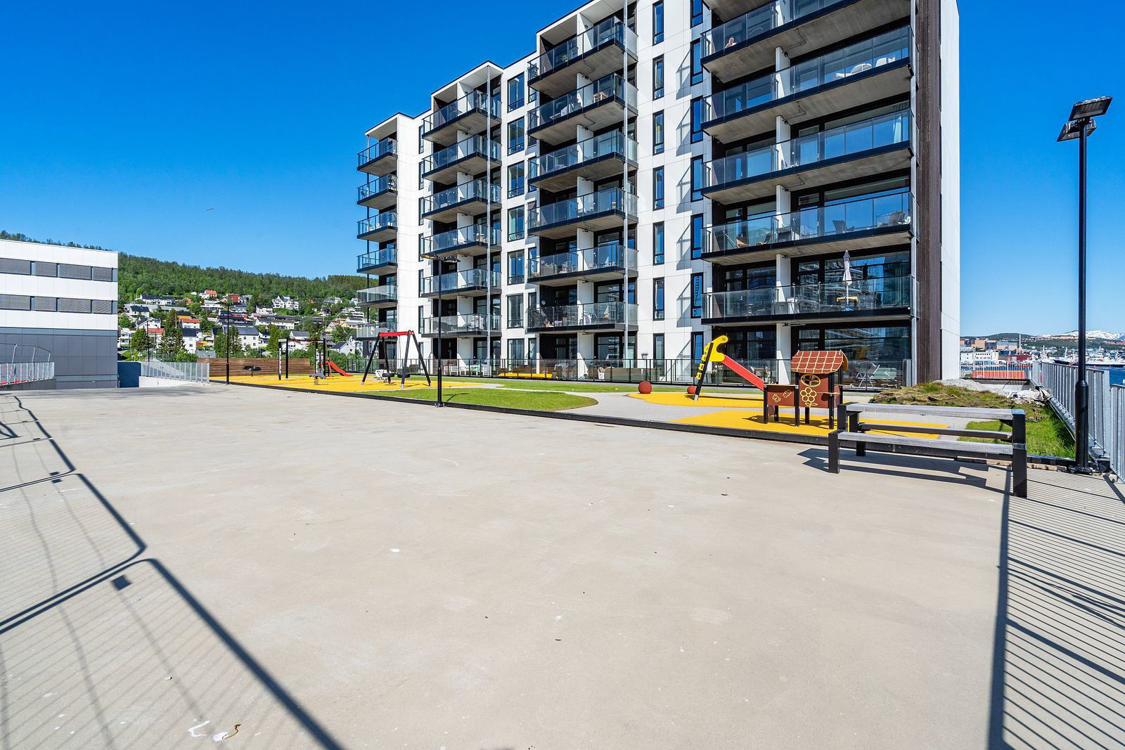 Leiligheten ligger nederst på Kræmer Brygge i et rolig og moderne boligområde -fint uteområde med flere lekestativer.