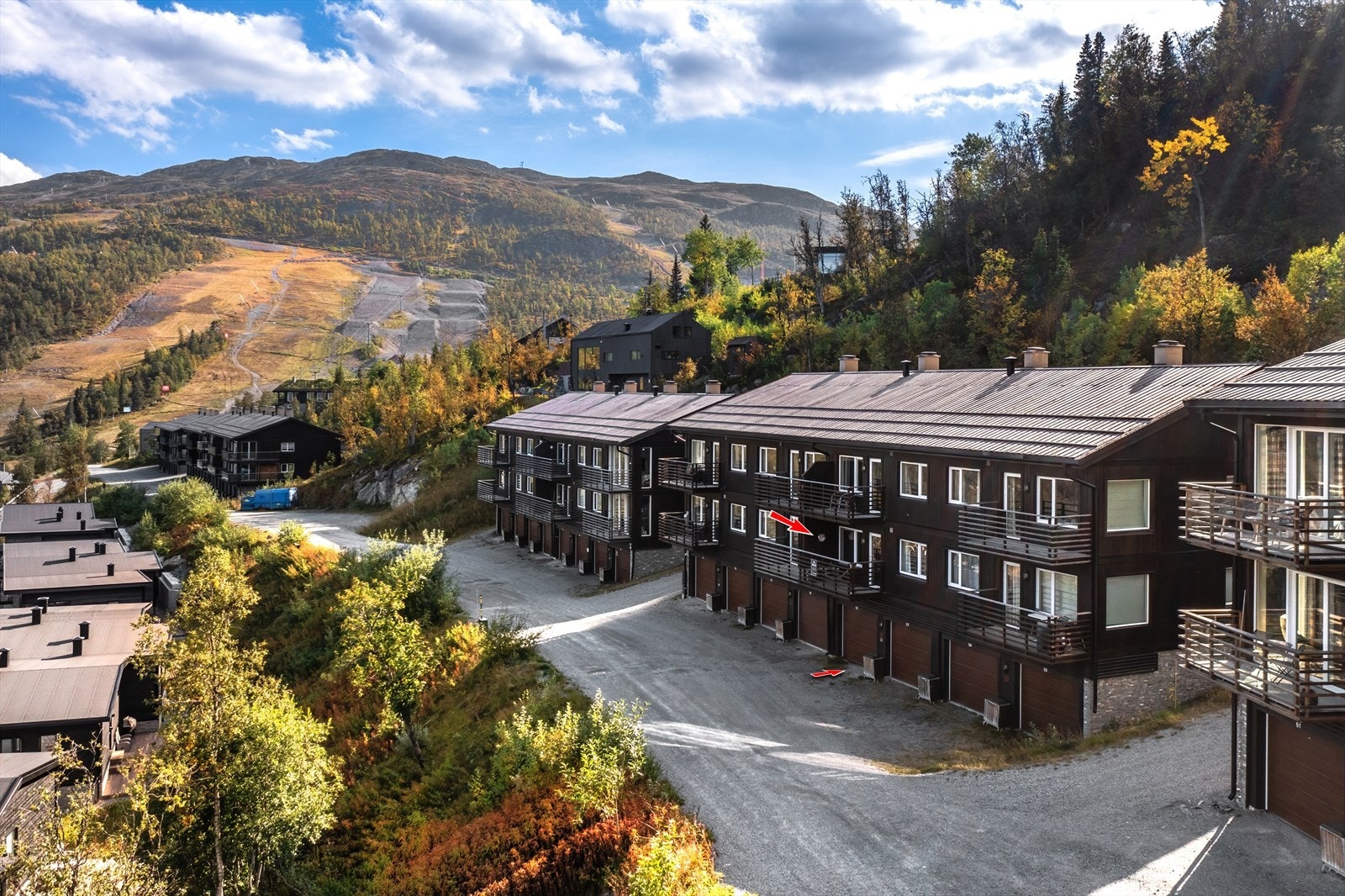 Leilighetens beliggenhet i bygget med garasje under med plass til 2 biler etter hverandre. Galleribilde
