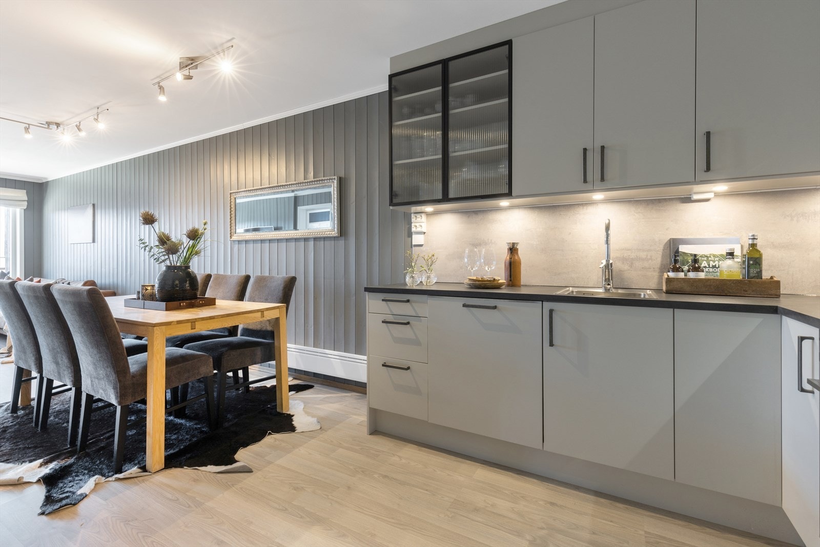 Lekkert kjøkken fra Norema med integrerte hvitevarer. Galleribilde