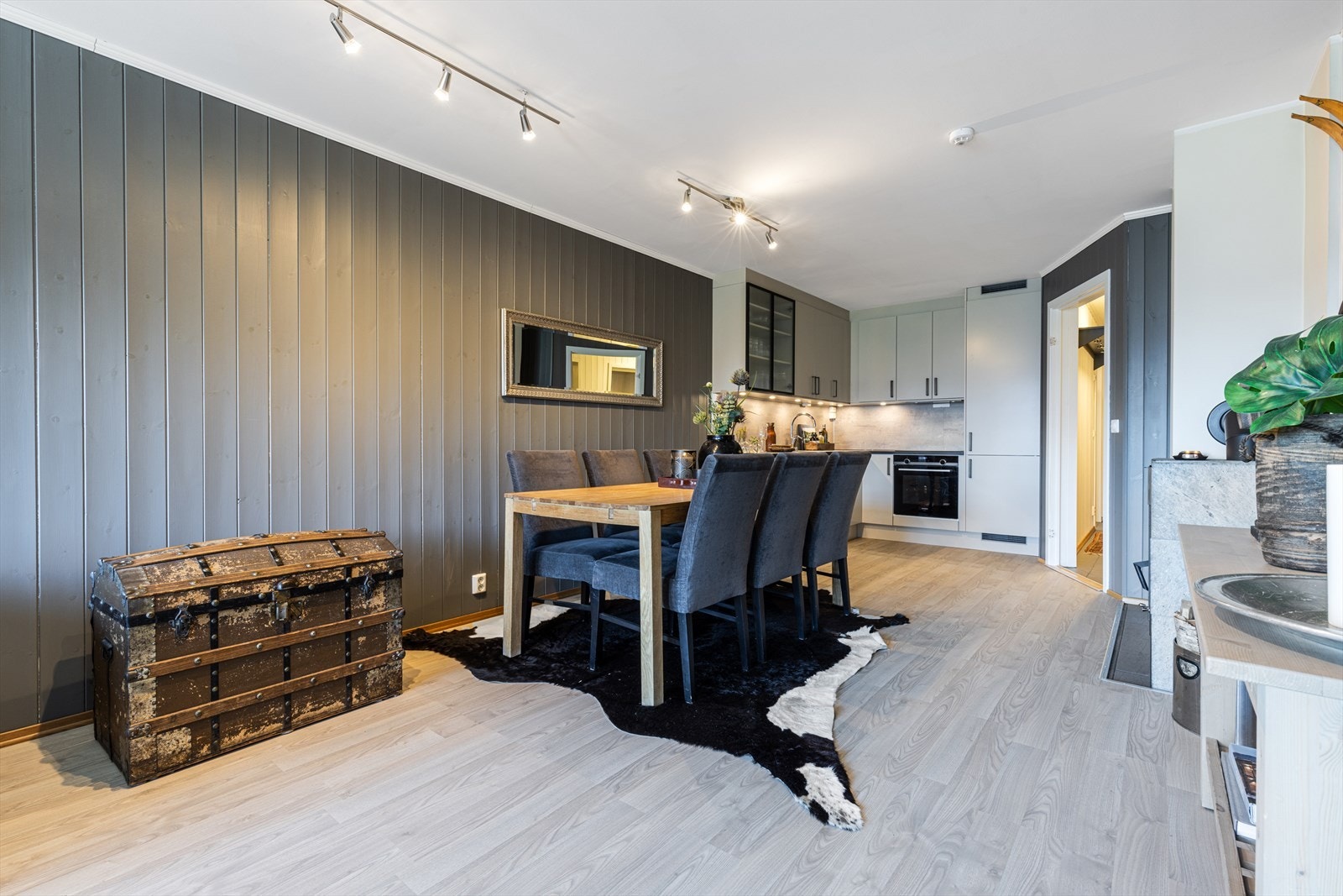 Spisestue mot kjøkken. Galleribilde