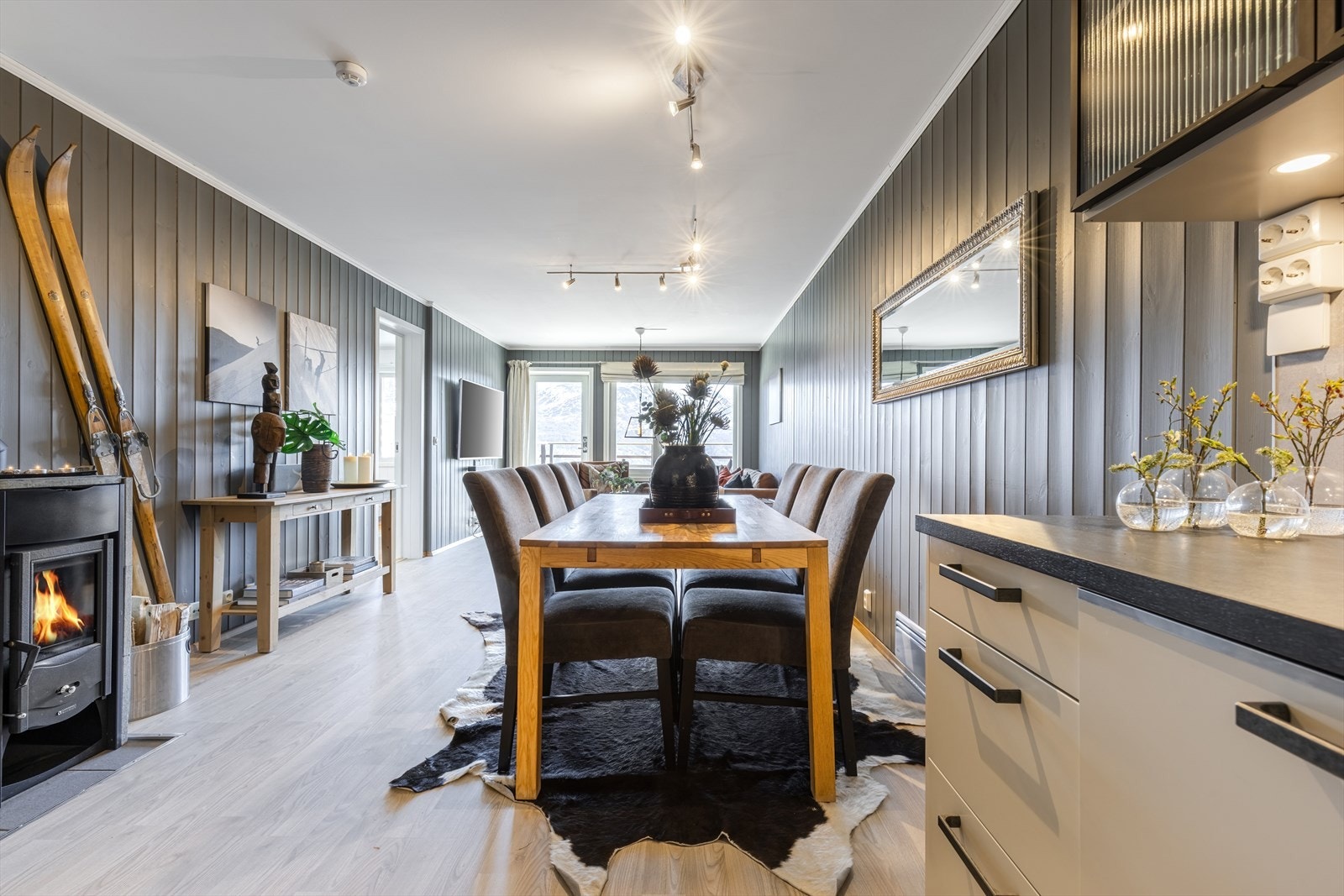 En meget innbydende fritidsleilighet med panorama utsikt høyt beliggende i Skarsnuten. Galleribilde