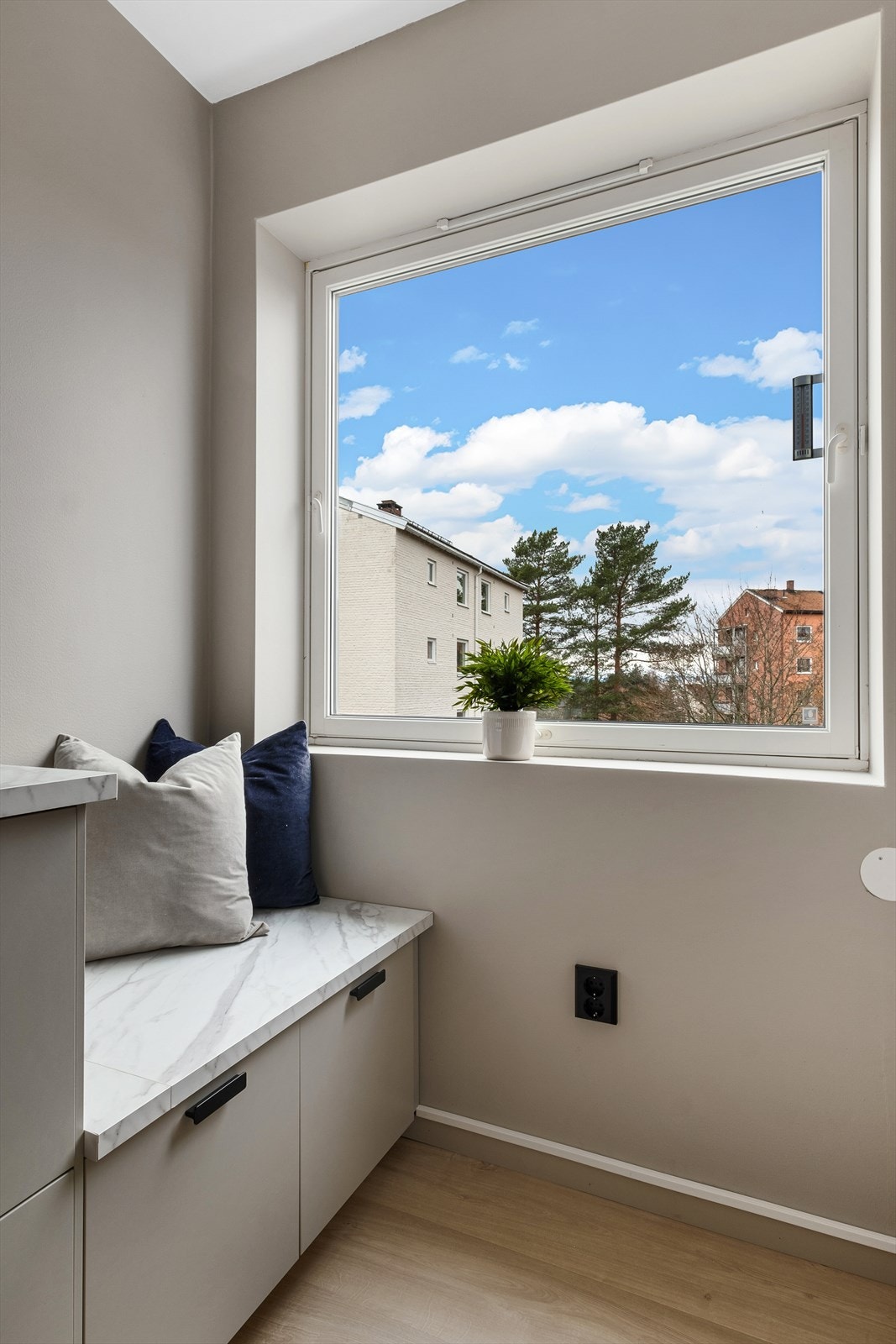 Hyggelig, plassbygd sitteplass ved vinduet Galleribilde