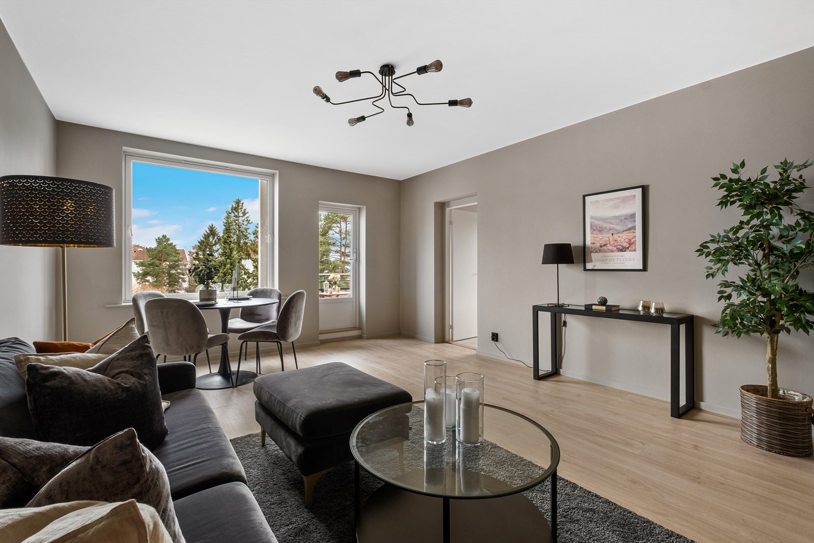 Leiligheten har en lys og svært innbydende stue med god plass til sofagruppe og spisebord Galleribilde