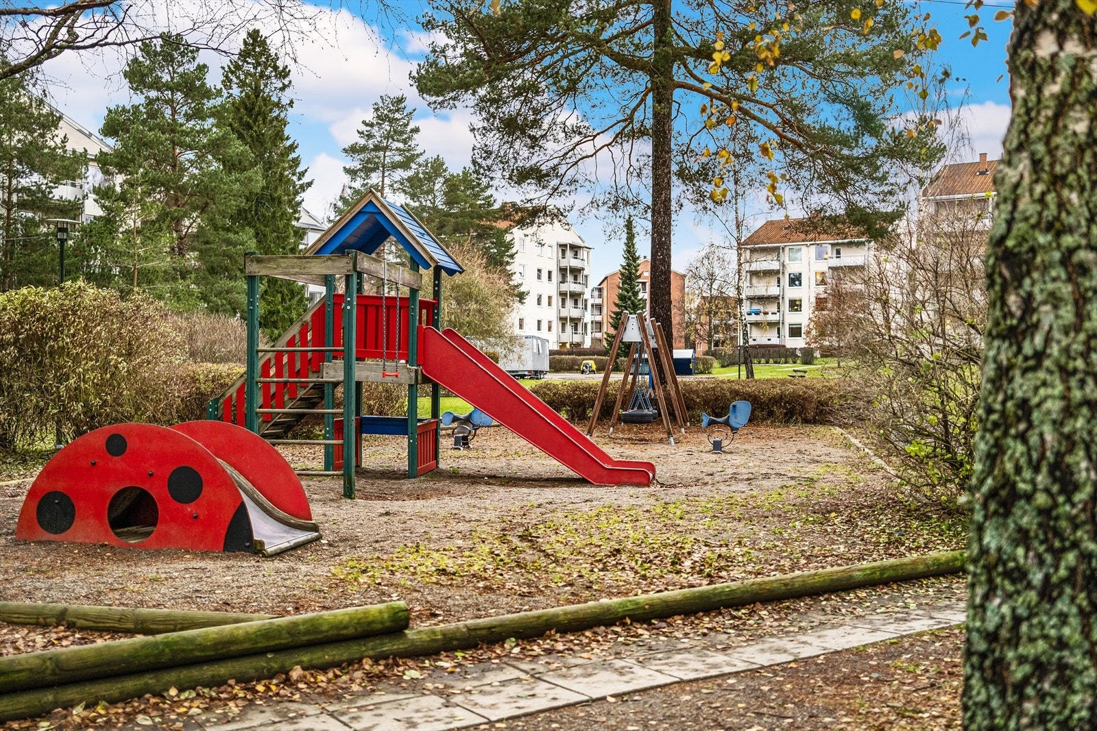 Borettslaget har store uteområder med lekeplass, sittegrupper og sykkelparkering Galleribilde