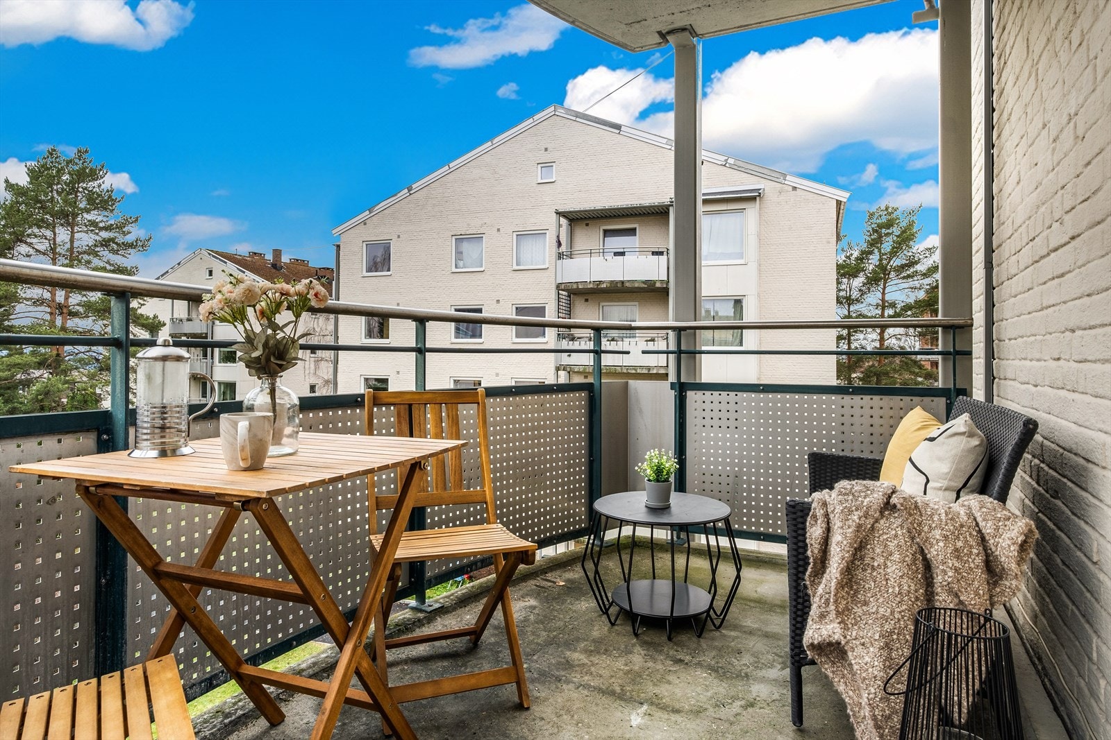 På balkongen er det plass til sittegruppe, grill og beplantning Galleribilde