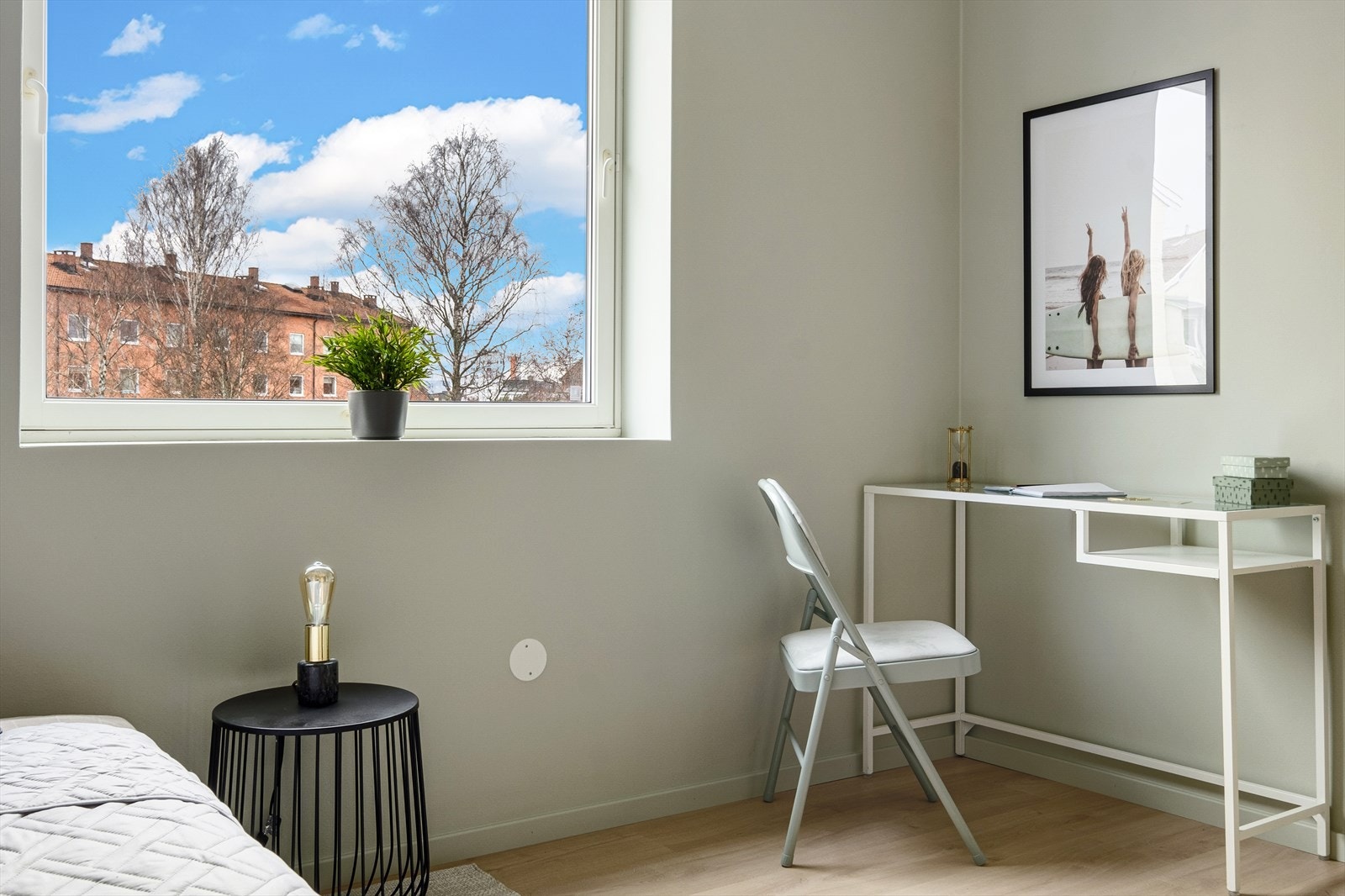 Her er det god plass til seng, skrivepult og skap Galleribilde