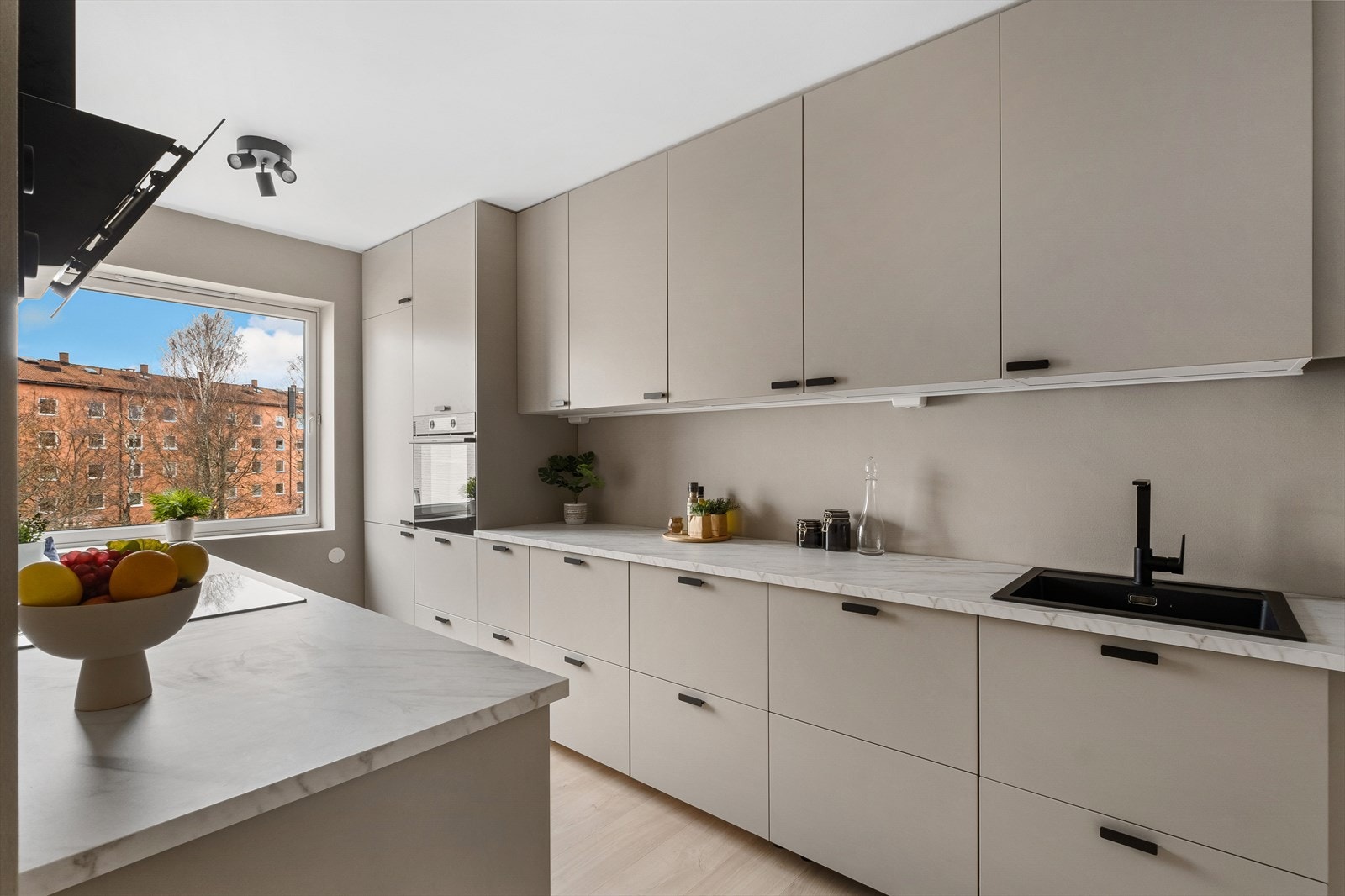 Lyst, separat og moderne kjøkken fra 2023 Galleribilde