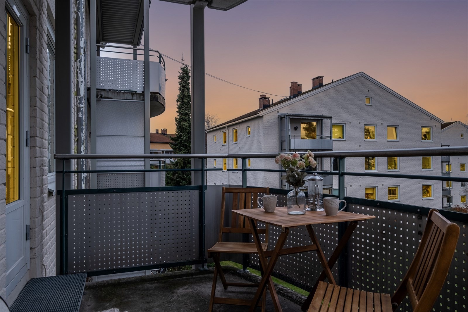 Fra stuen er det utgang til en sydvestvendt balkong på ca. 7,5 kvm. Galleribilde