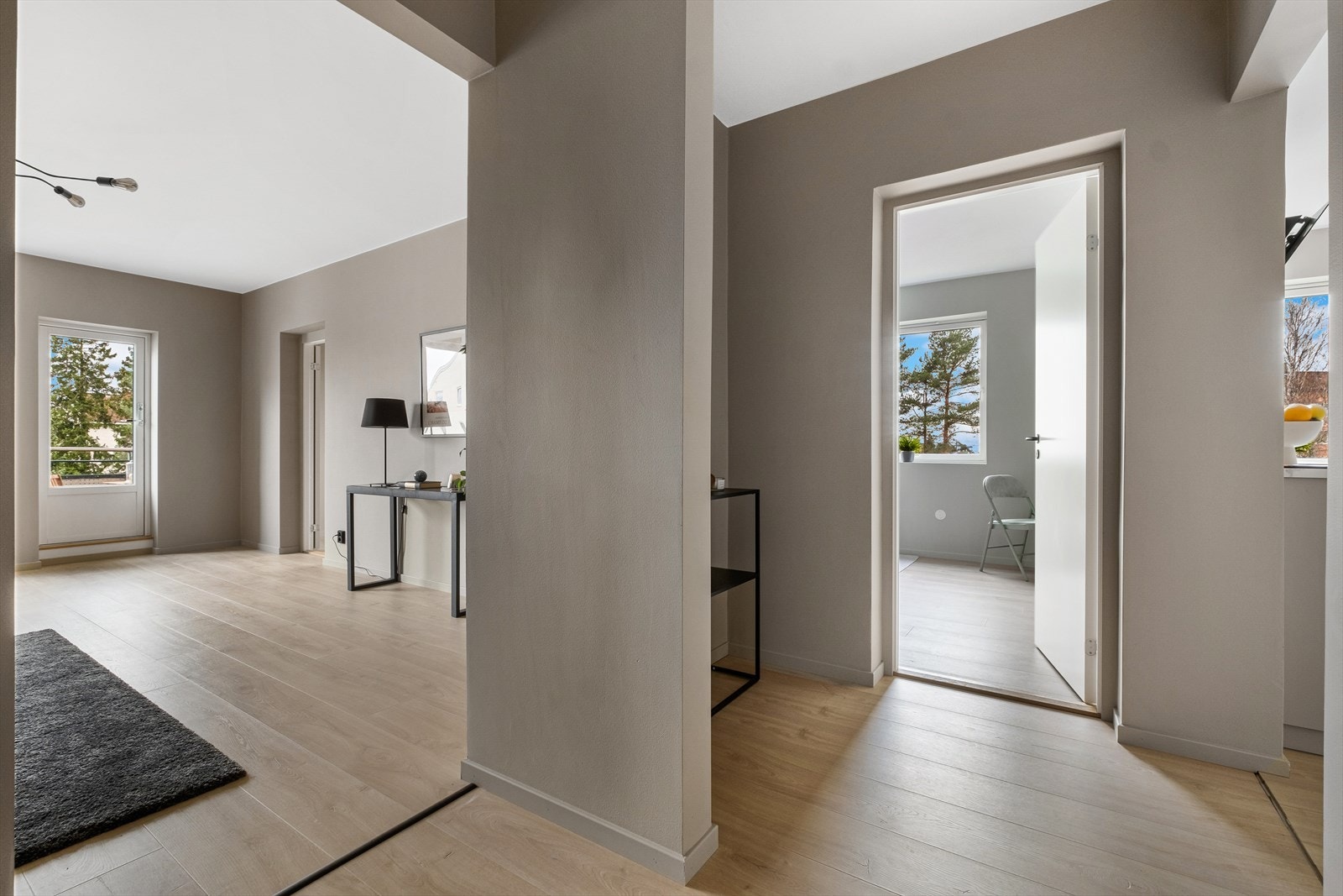 Gangen sikrer god flyt mellom alle rommene i leiligheten Galleribilde