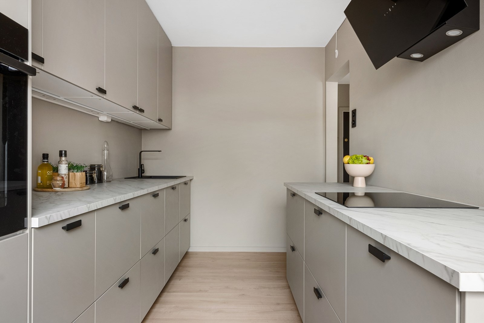 Det er godt med lagringsplass i både takhøye overskap, benkeskap og skuffer Galleribilde