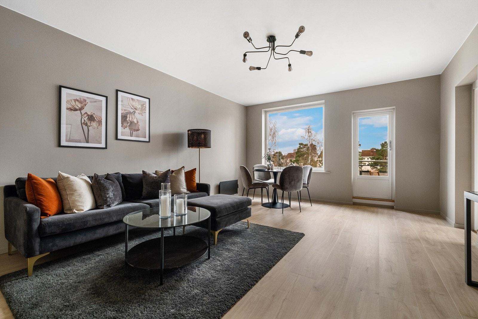 Det er godt lysinnslipp via store vindusflater, lune fargevalg og pent gulv Galleribilde