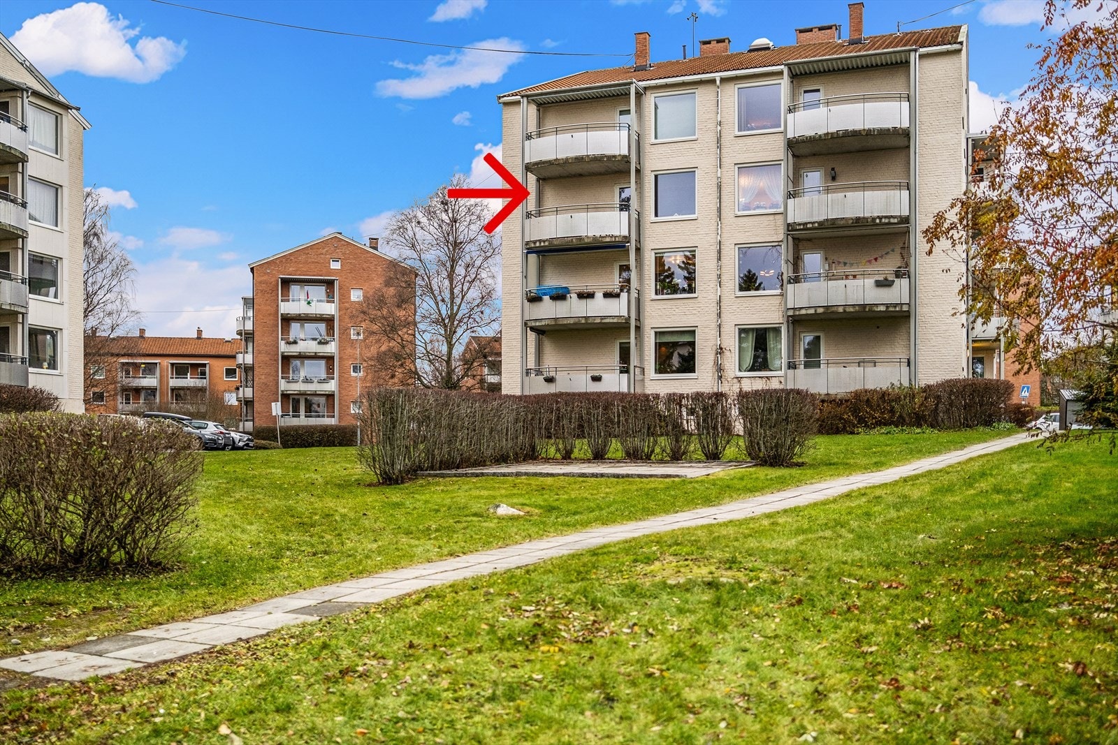 Leiligheten har en god og skjermet beliggenhet på tunet med grøntarealer rett utenfor Galleribilde