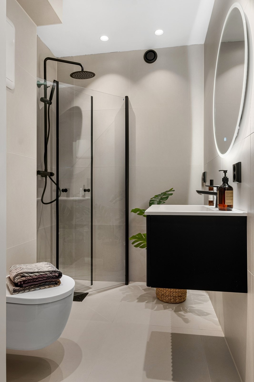 Rålekkert baderom pusset opp i 2023 med moderne fliser og behagelig gulvvarme Galleribilde