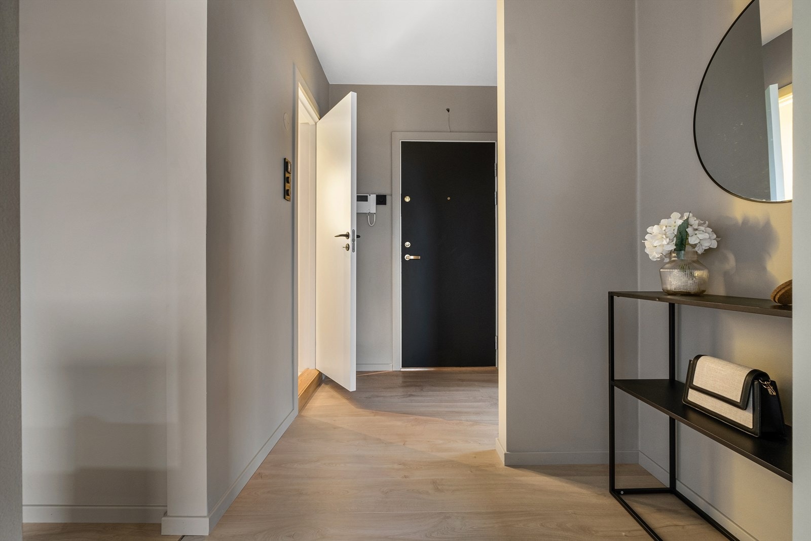 I gangen er det plass til skap, skohylle og knagger for oppbevaring av yttertøy Galleribilde