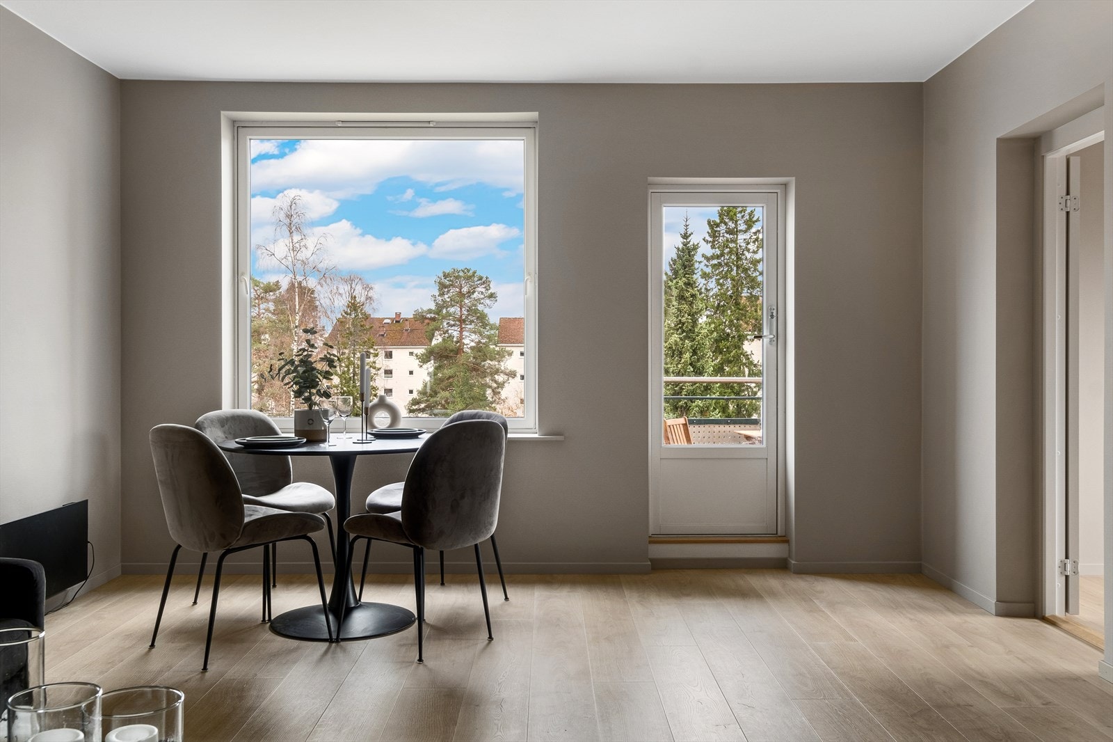 Leiligheten er pusset opp i 2023 og fremstår gjennomført og velholdt Galleribilde