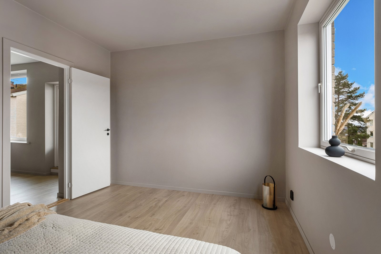 Rommet har stort vindu som sikrer godt med lys og luft Galleribilde