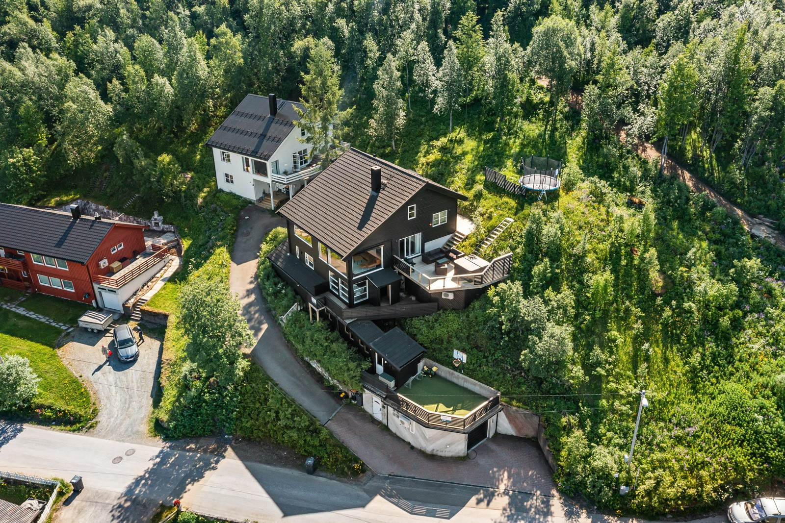 Det er umiddelbar nærhet til fantastiske rekreasjonsområder i form av både skog og turstier med Sherpatrappa som starter like bak huset.