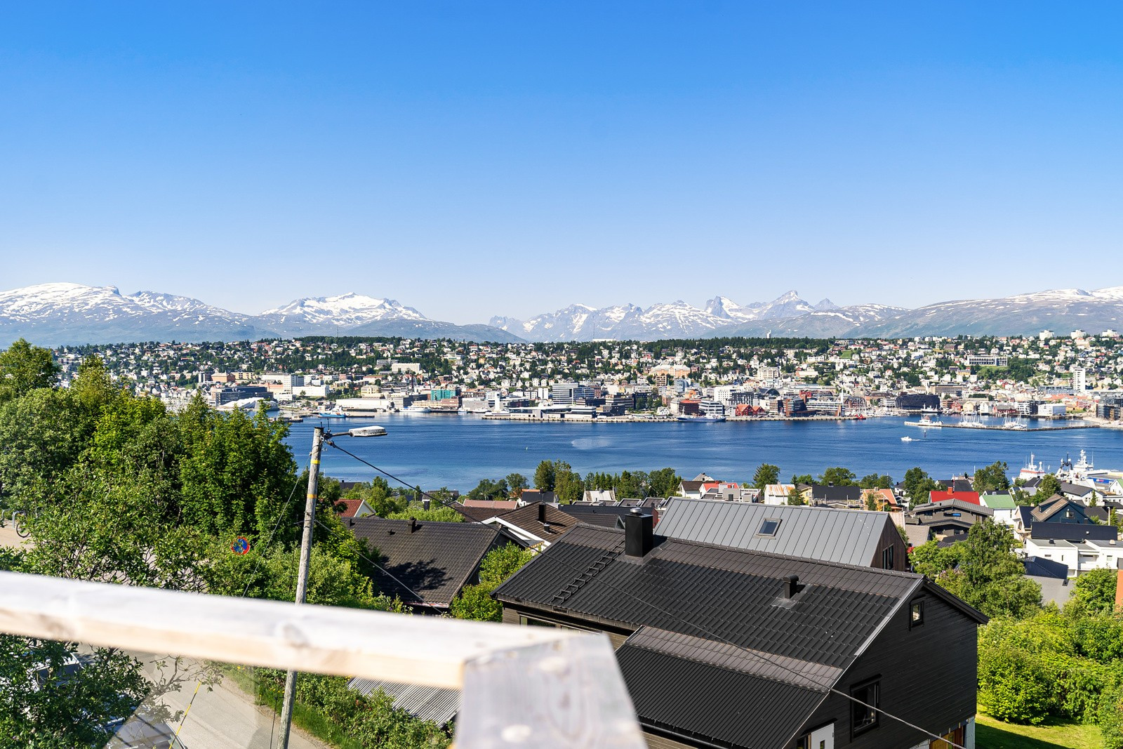 Boligen ligger sentralt til i Tromsdalen med kort vei til dagligvare, skole/barnehage samt flotte turområder like utenfor døren!