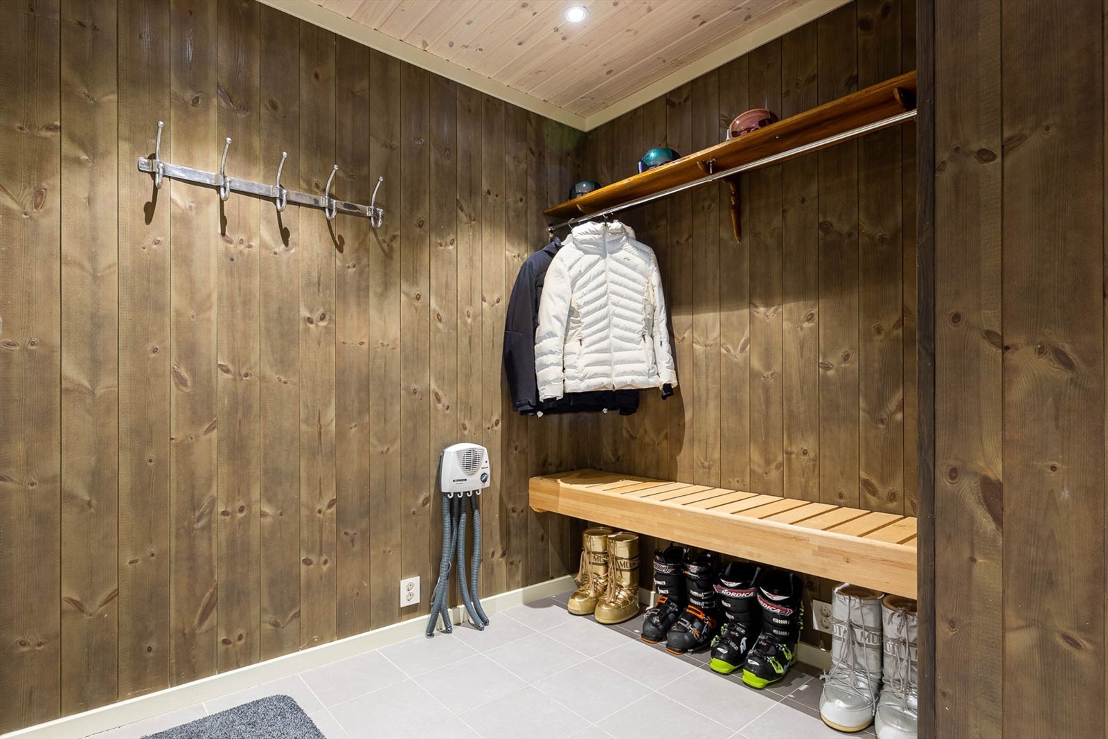 Garderobe med inngang både utenfra og fra innvendig gang Galleribilde