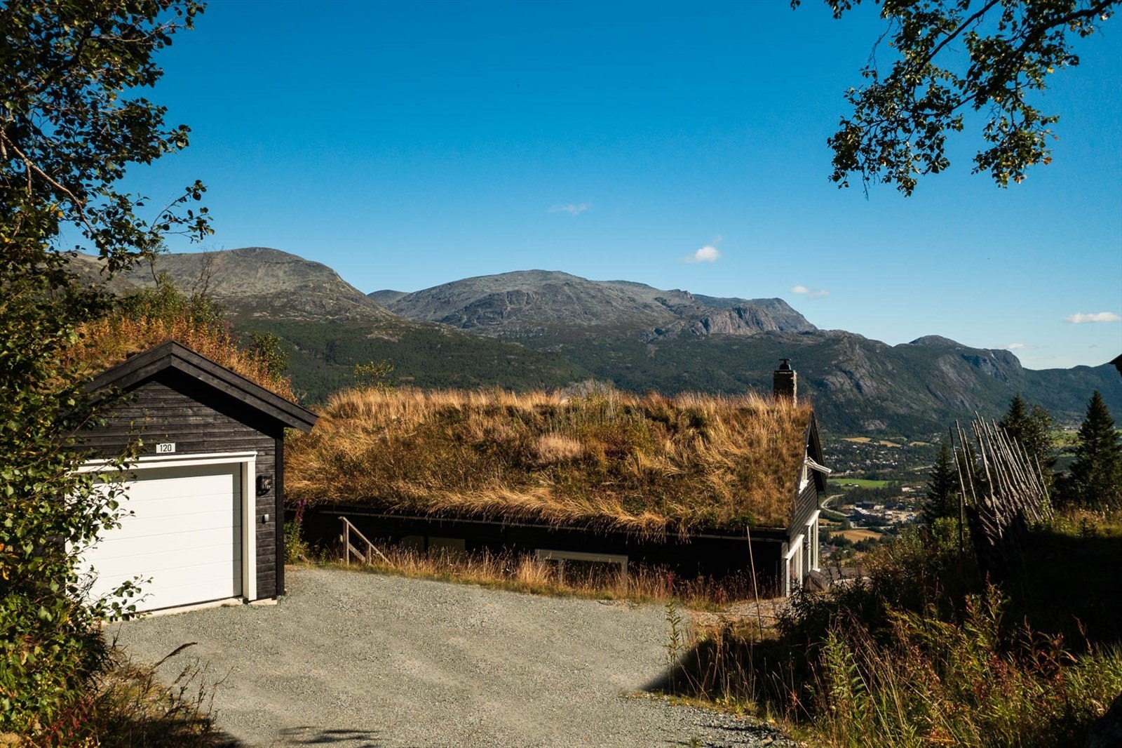 Garasje og biloppstillingsplass Galleribilde