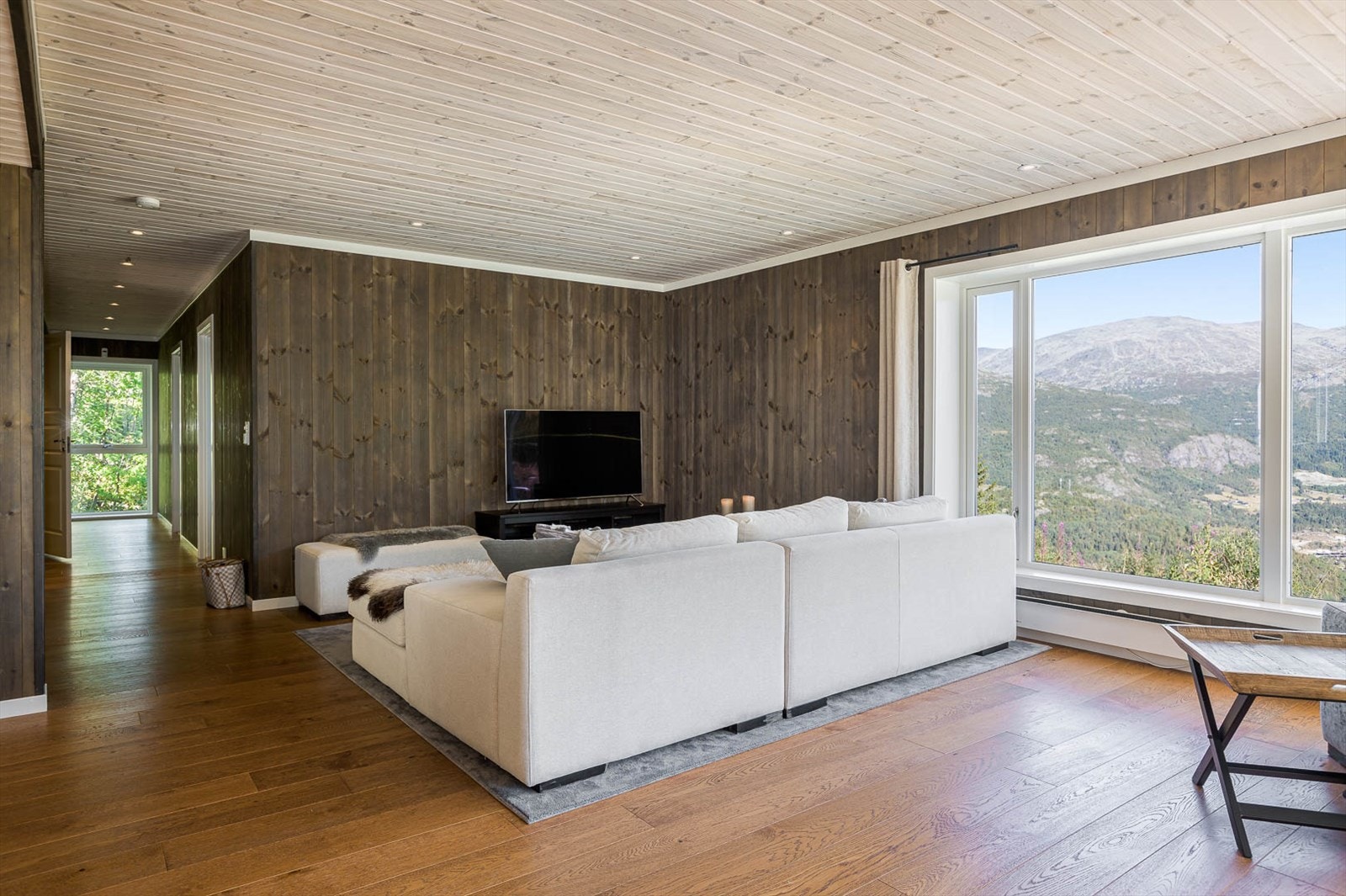 Stue med store vindusflater som gir et åpent og lyst preg. Galleribilde