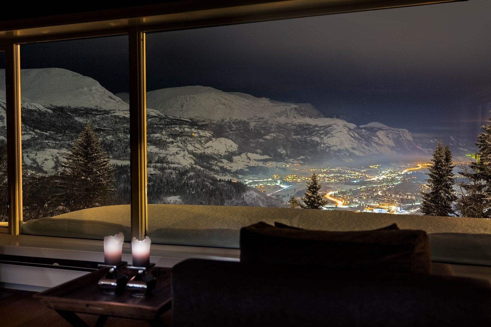 Nydelig, luftig utsikt mot fjellpanoramaen og Hemsedal sentrum. Galleribilde