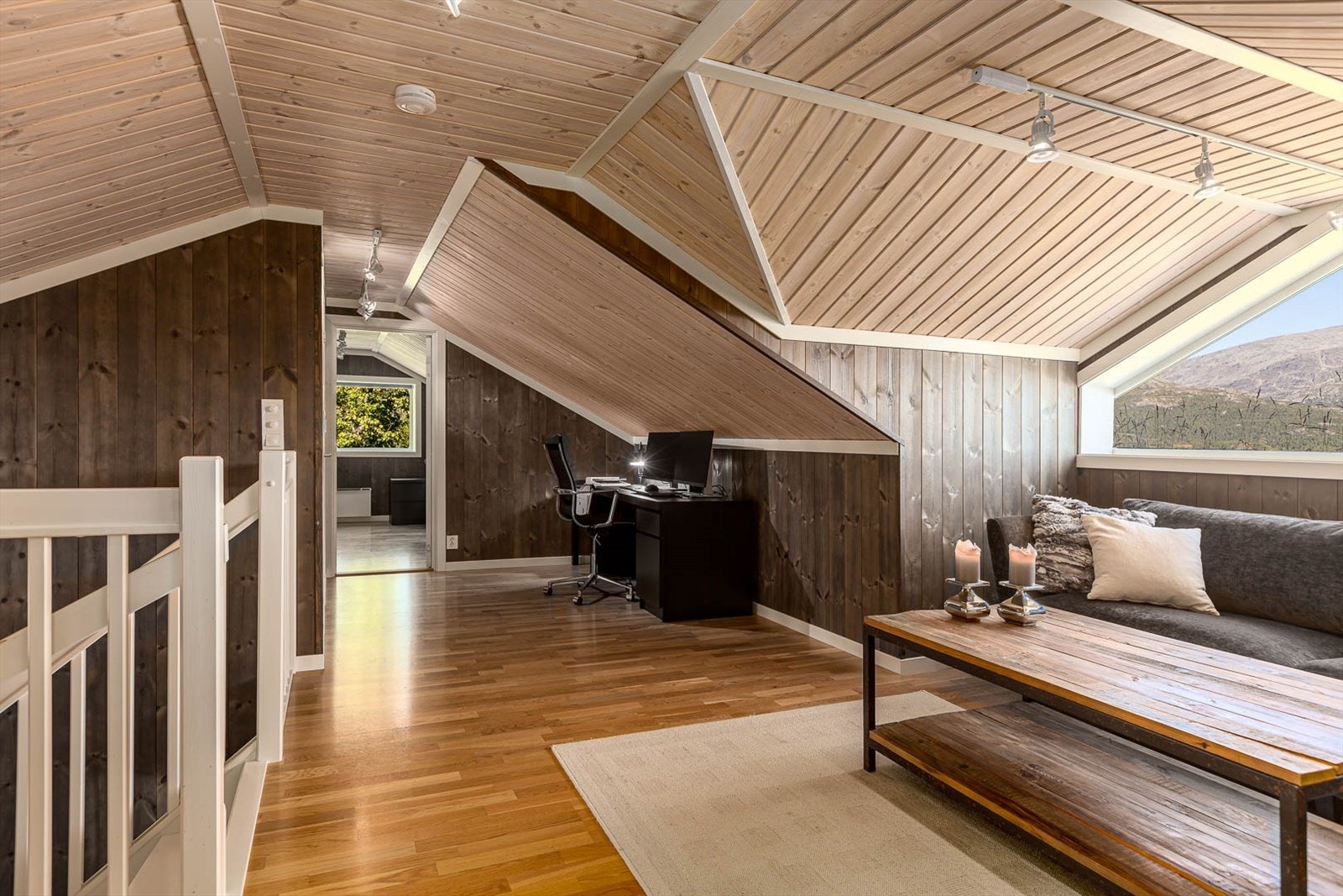 Luftig loftstue med kontorplass i 2. etasje Galleribilde