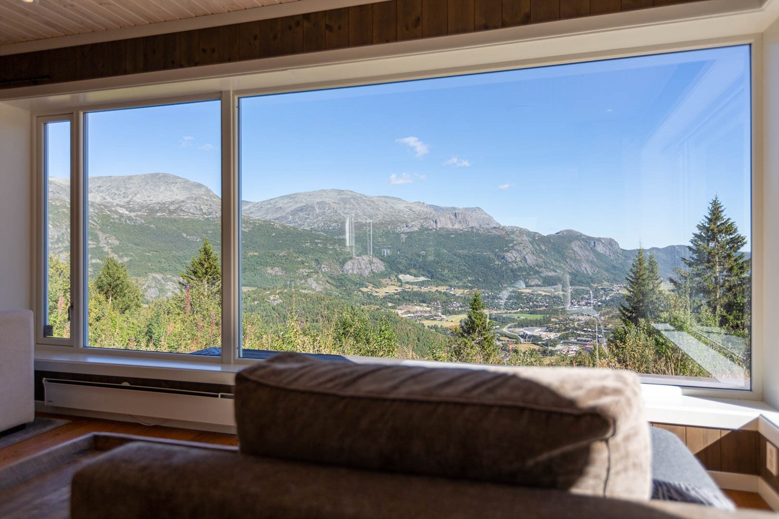 Utsikt fra godstolen. Bakerst fra høyre: Såta, Skogshorn, Nibbi, Skurvefjell, Kyrkjebønøse. Trøim / Hemsedal nederst i bilde. Galleribilde