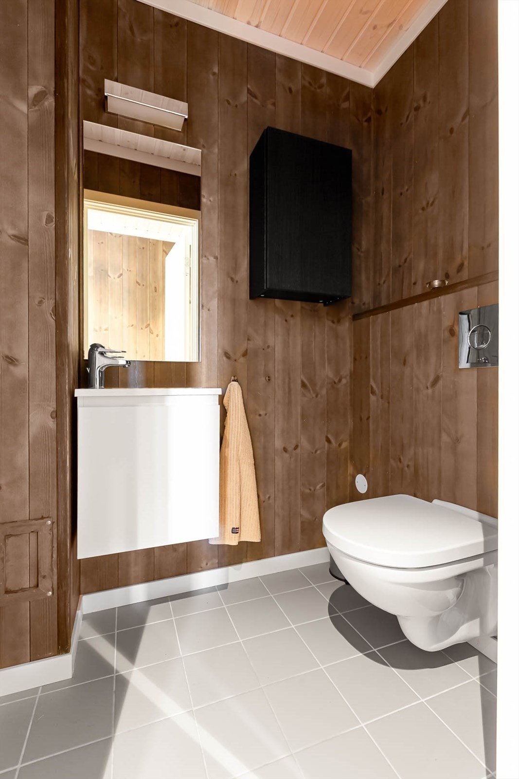 Separat toalett i 1.etasje. Galleribilde