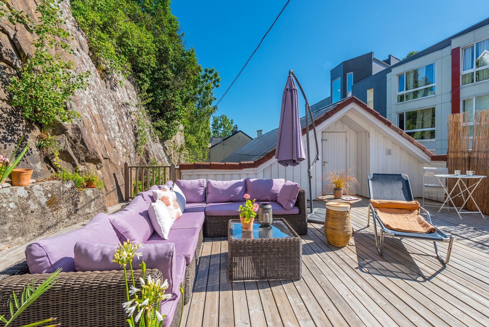 Fra stuen i leiligheten er det utgang til stor takterrasse. Galleribilde