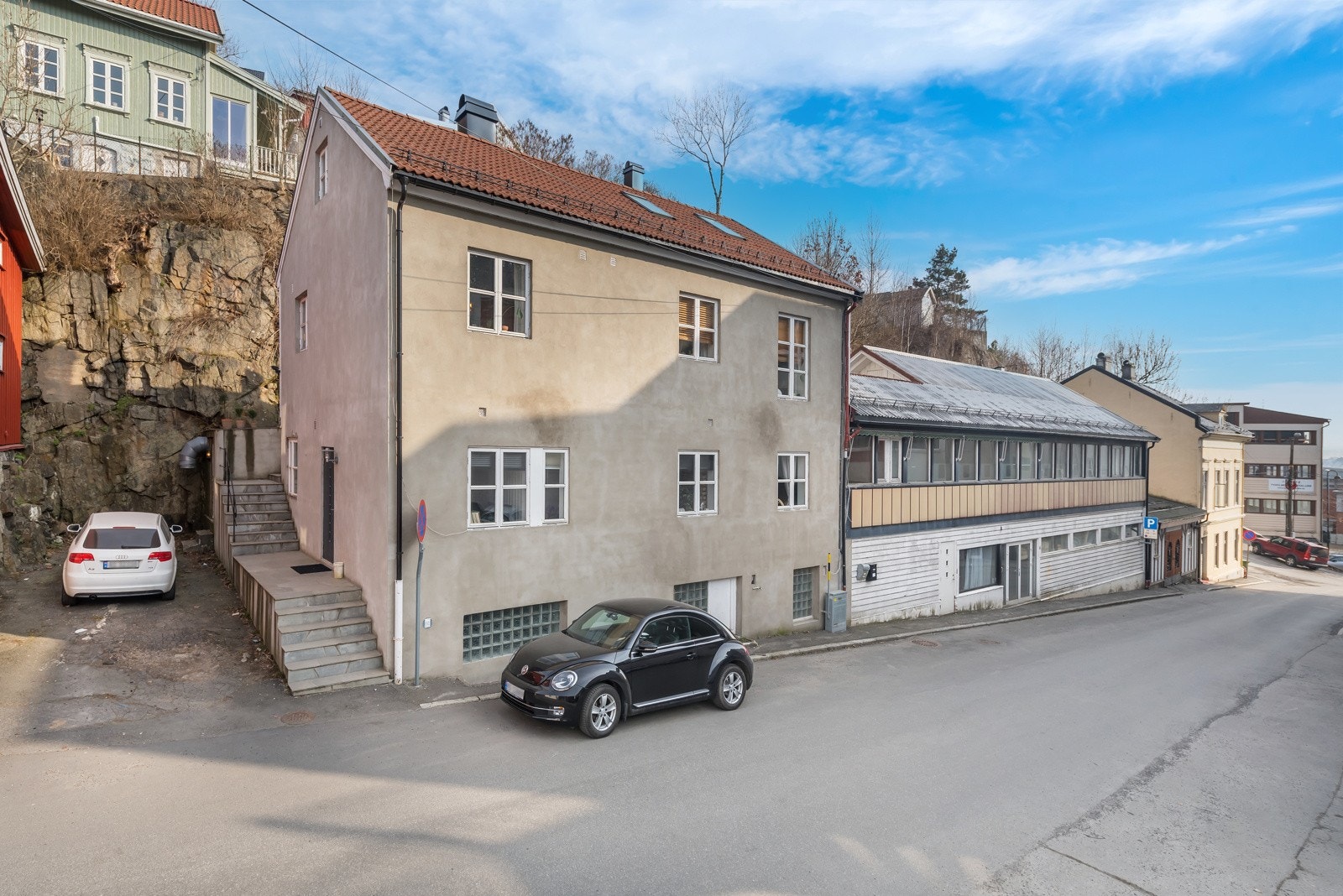 Stor og sentrumsnær eiendom med innredet 3 enheter Galleribilde