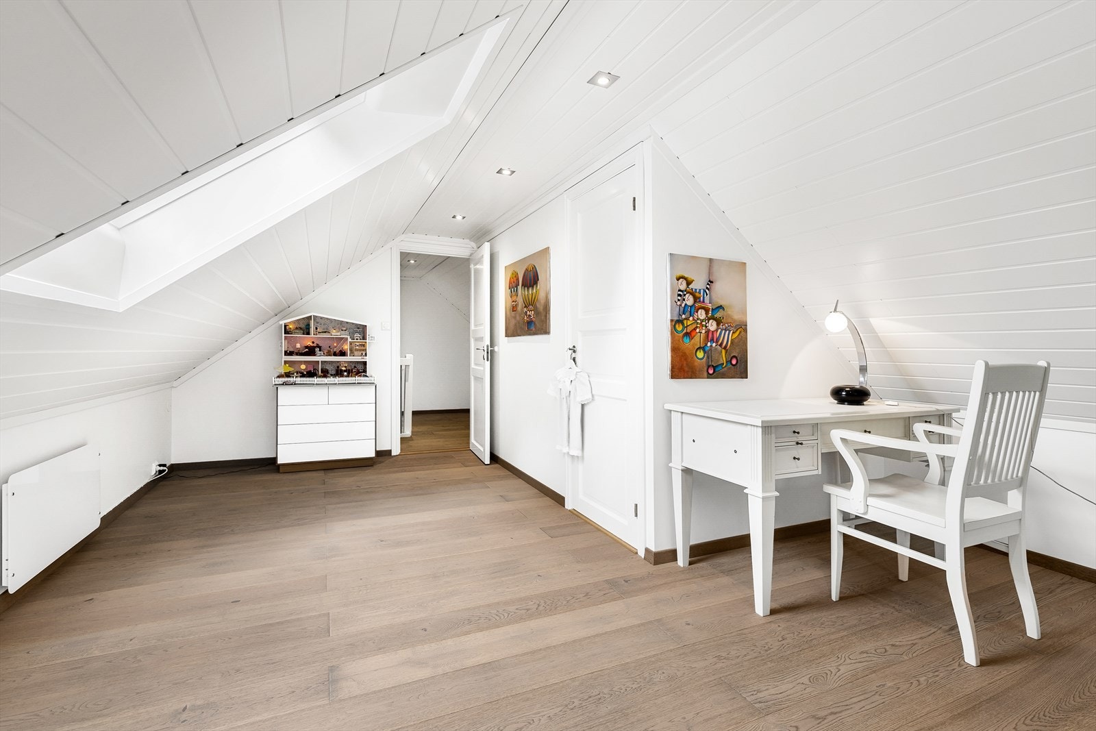 Loftsrom med walk-in garderoberom/bod Galleribilde