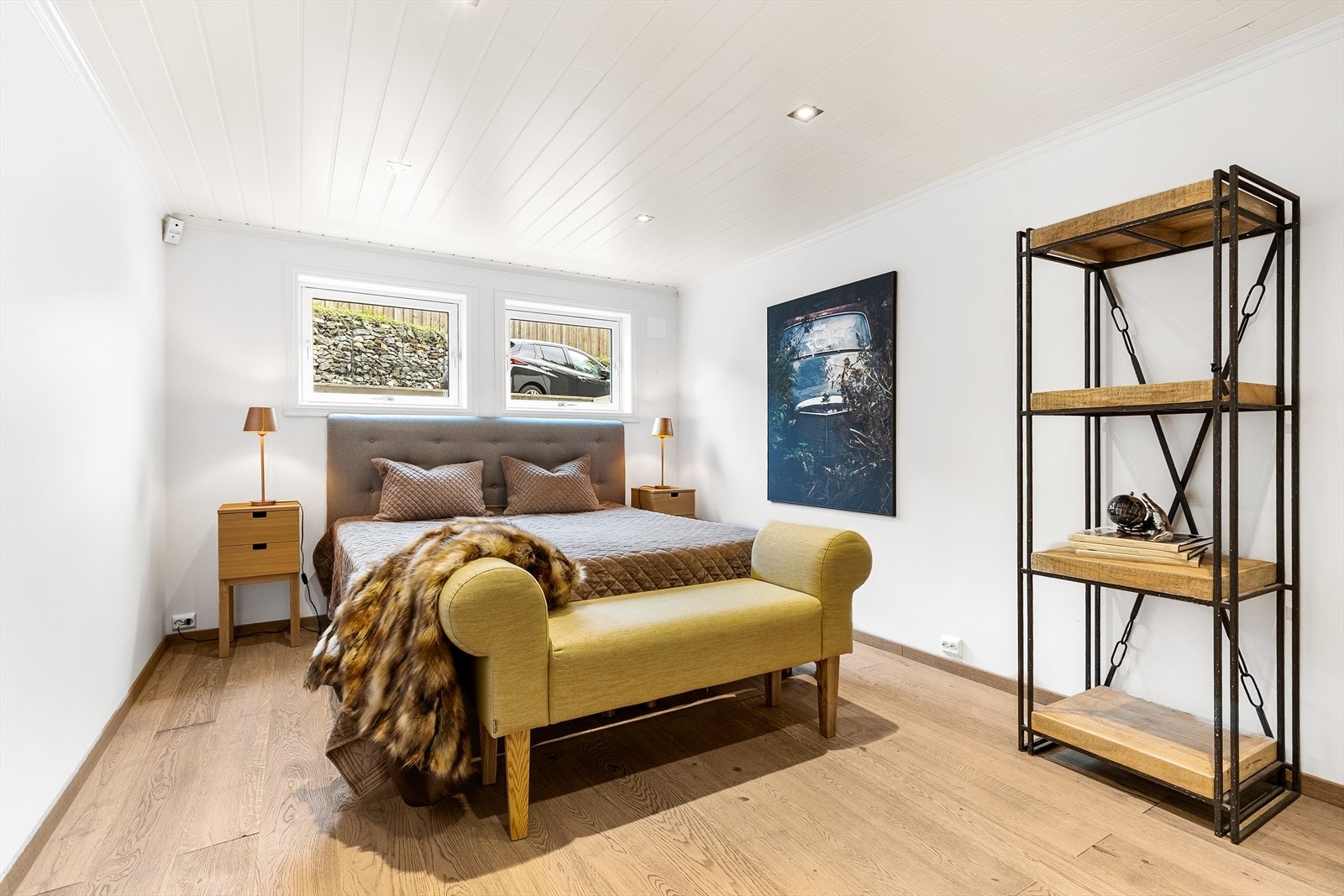 Soverom 2 er romslig og har god plass til dobbeltseng, nattbord, pult, og garderobe Galleribilde